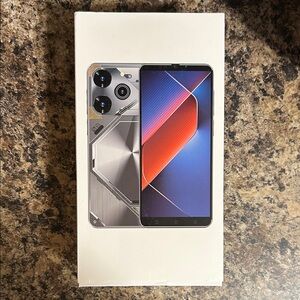 Smartphone with Triple Camera - Silver/ Black, phone case and screen protector